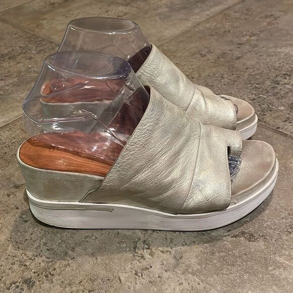 Gentle Souls by Kenneth Cole Gold Gisele 65 Sporty Slide Shoes Womens Size 9 - Picture 10 of 13